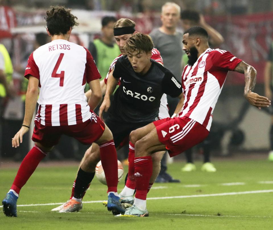 　オリンピアコス戦で競り合うフライブルクの堂安（中央手前）＝共同