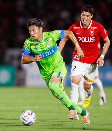 　後半、攻め込む湘南・町野。右は浦和・酒井