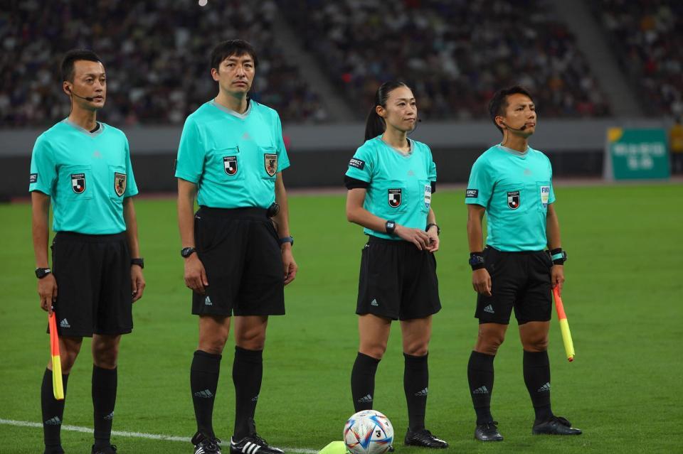　主審を担当した山下良美主審（右から２人目）