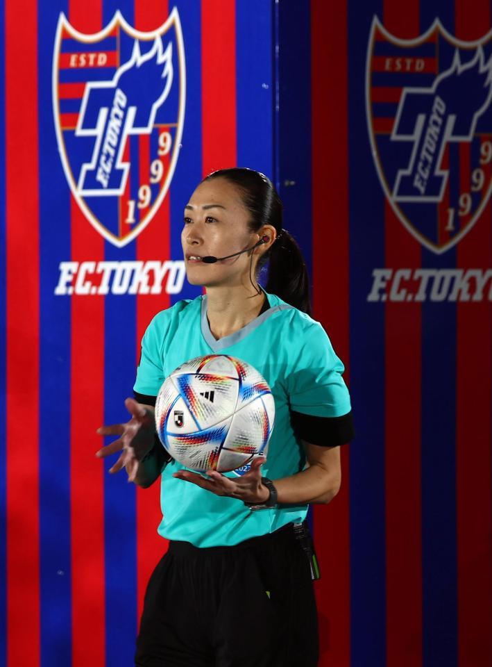 　試合で使うボールを手にする山下良美主審