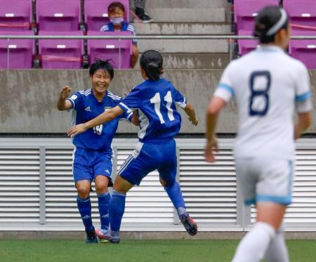 　十文字戦で勝ち越しゴールを決め、喜ぶＪＦＡアカデミー福島の板村（左）＝サンガＳ