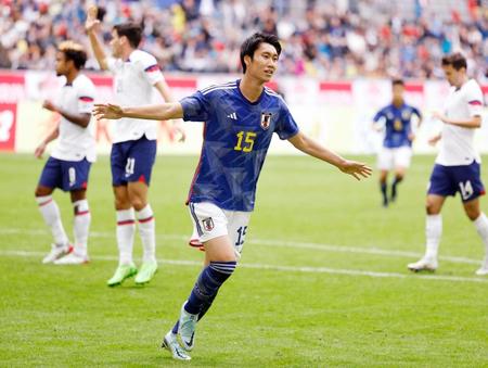 　前半、先制ゴールを決め、駆け出す鎌田＝デュッセルドルフ（共同）