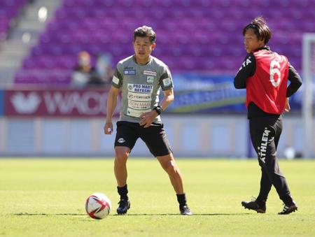 　試合前、ウオームアップをする三浦知良（撮影・坂部計介）