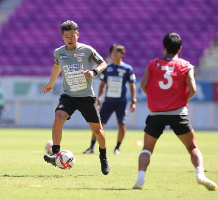 　試合前、ウオームアップをする三浦知良（撮影・坂部計介）