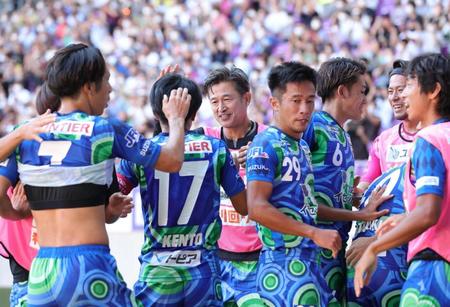 　後半、先制点にわく三浦知良ら鈴鹿イレブン（撮影・坂部計介）