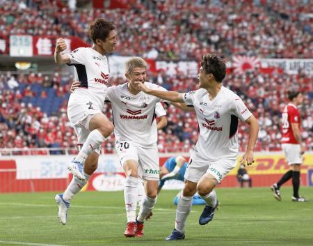 　浦和-Ｃ大阪　前半、チーム２点目のゴールを決め、喜ぶＣ大阪・奥埜（左）＝埼玉スタジアム