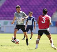 　試合前、ウオームアップをする三浦知良（撮影・坂部計介）