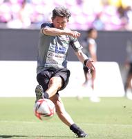 　試合前、シュート練習をする三浦知良（撮影・坂部計介）