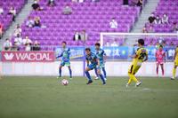 　後半、ピッチに立つ三浦知良（撮影・坂部計介）