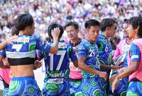 　後半、先制点にわく三浦知良ら鈴鹿イレブン（撮影・坂部計介）