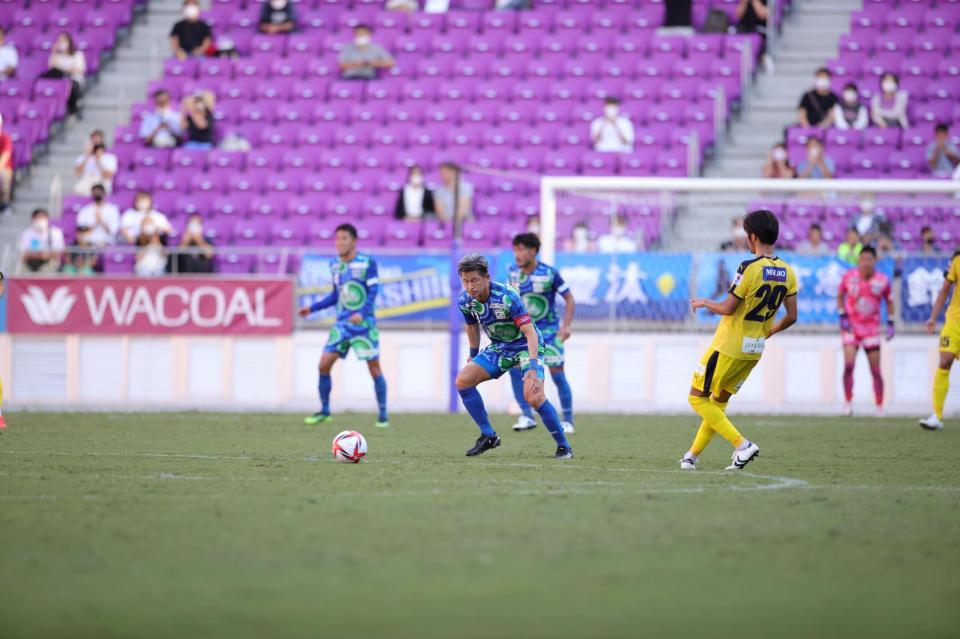 　後半、ピッチに立つ三浦知良（撮影・坂部計介）