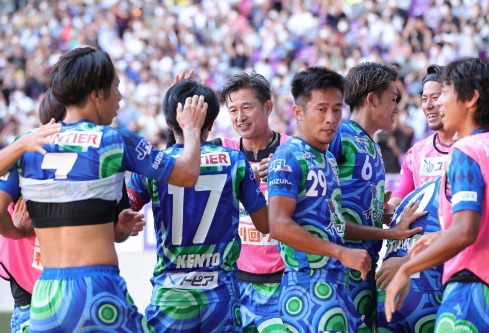 　後半、先制点にわく三浦知良ら鈴鹿イレブン（撮影・坂部計介）