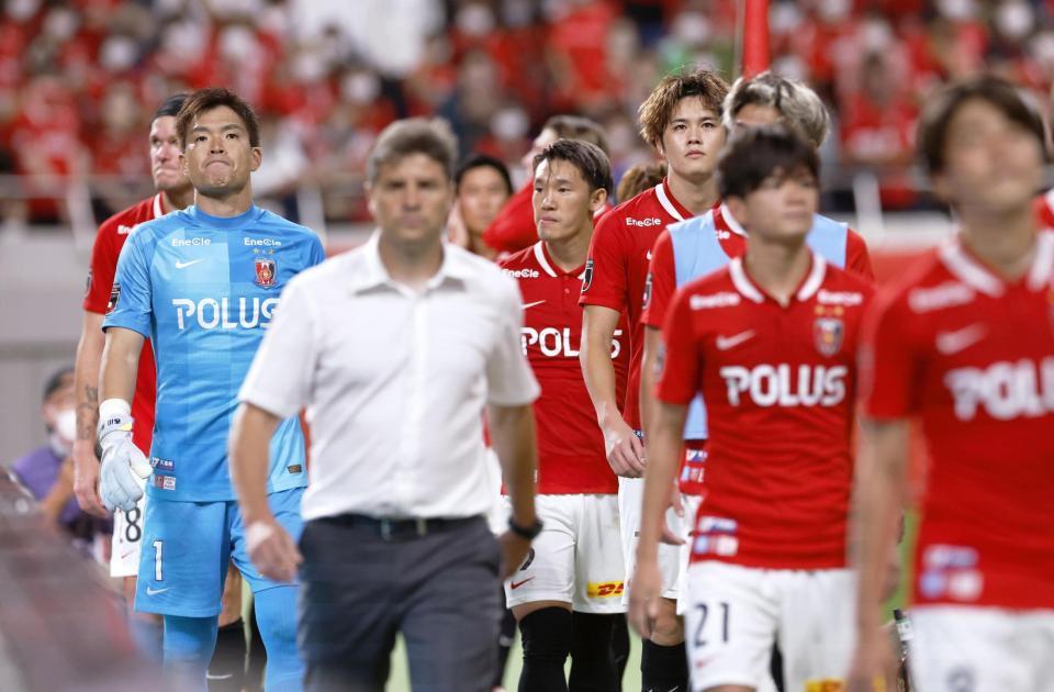 　Ｃ大阪に敗れ、引き揚げる浦和のＧＫ西川（左端、１）ら