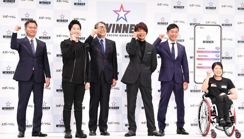 　「ＷＩＮＮＥＲ」発表会に出席した（左から）Ｊリーグの野々村チェアマン、水谷隼氏、ＪＳＣの芦立理事長、木村拓哉、Ｂリーグの島田チェアマン、パラアスリートの村岡桃佳（撮影・園田高夫）