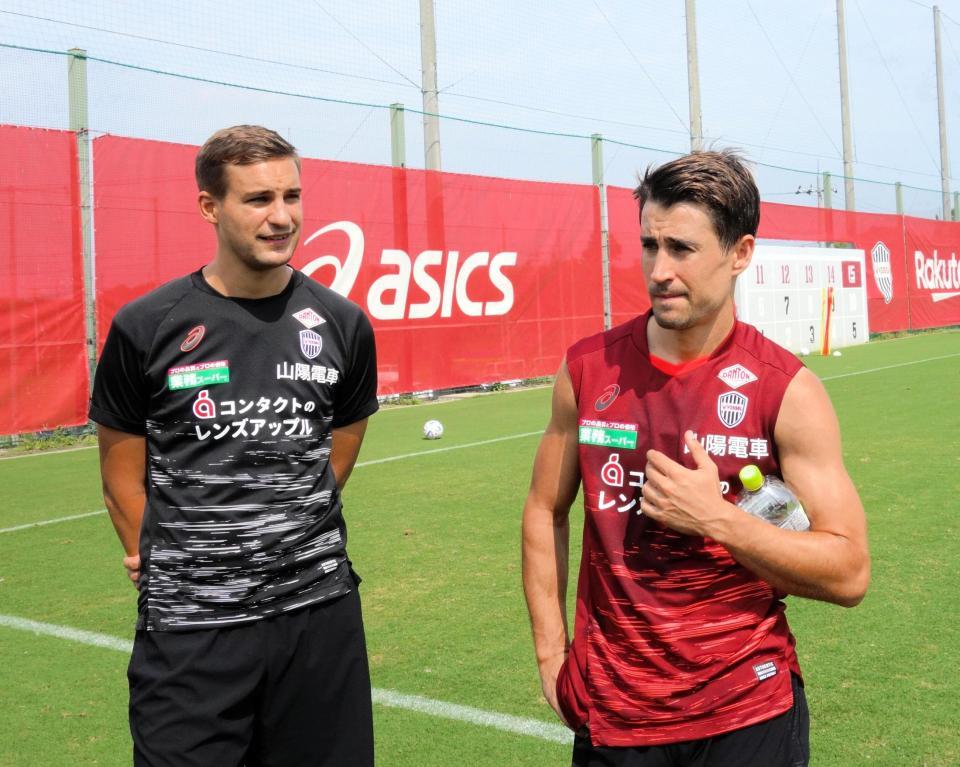 　復帰への手応えを語る神戸ＦＷボージャン（右）