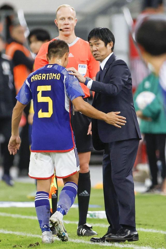 前半、長友（５）に声をかける森保監督（共同）