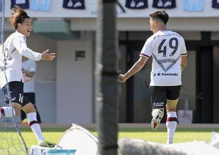 　前半、先制ゴールを決めた神戸・小林祐（４９）