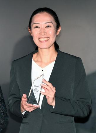 　Ｆｏｒｂｅｓ　ＪＡＰＡＮ　ＷＯＭＡＮ　ＡＷＡＲＤのパイオニア賞を受賞した山下良美サッカー国際審判員（撮影・金田祐二）