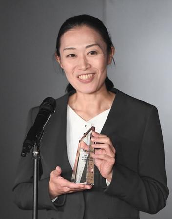 　トロフィーを手にする山下良美サッカー国際審判員（撮影・金田祐二）