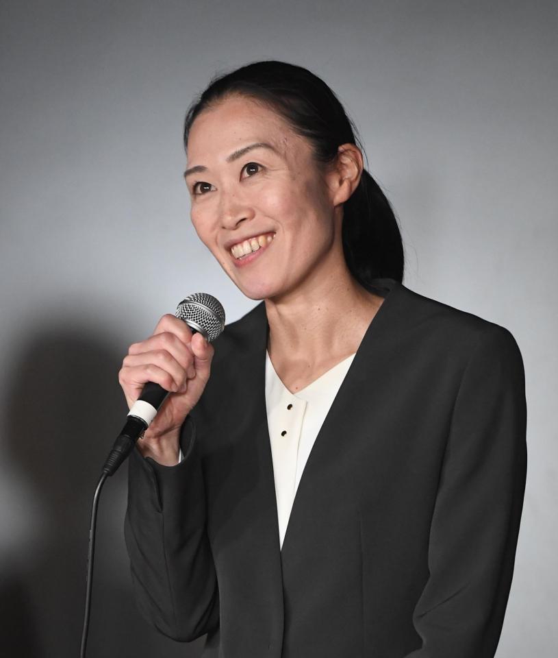 　笑顔でトークする山下良美サッカー国際審判員（撮影・金田祐二）