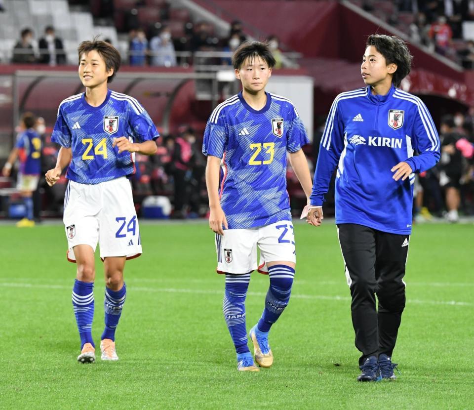 　試合後、ファンへあいさつに向かう（左から）浜野まいか、藤野あおば、田中美南（撮影・石井剣太郎）