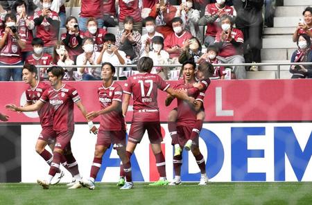 　後半、チーム２点目を決め喜ぶ小林祐（右手前）ら神戸イレブン（撮影・石井剣太郎）