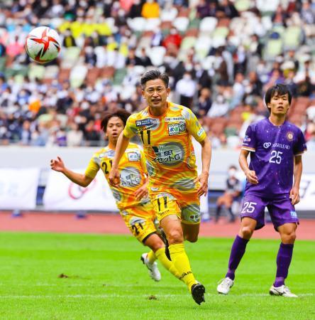 　サッカーＪＦＬの新宿戦で攻め込む鈴鹿の三浦知良（中央）＝９日、国立競技場