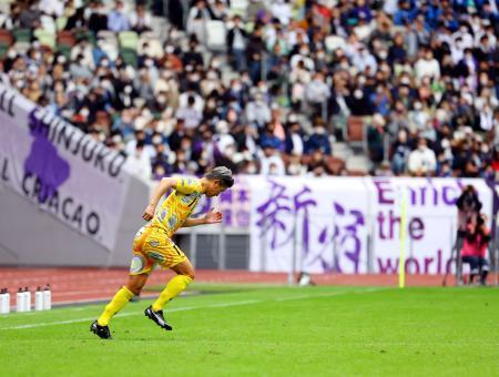 　サッカーＪＦＬの新宿戦で交代出場する鈴鹿の三浦知良＝９日、国立競技場