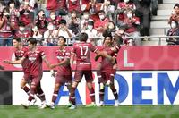 　後半、チーム２点目を決め喜ぶ小林祐（右手前）ら神戸イレブン（撮影・石井剣太郎）