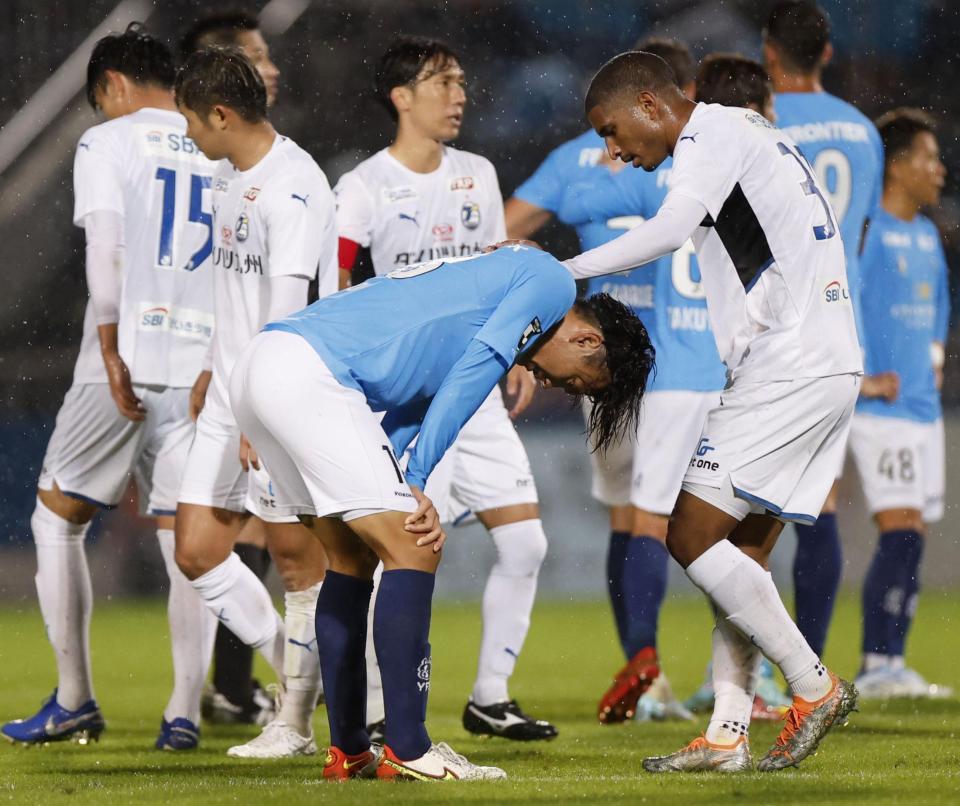 　大分に競り負け、膝に手をつく横浜ＦＣ・小川