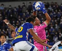 　後半、空中で競り合う横浜Ｍ・藤田（左）と磐田のＧＫ三浦