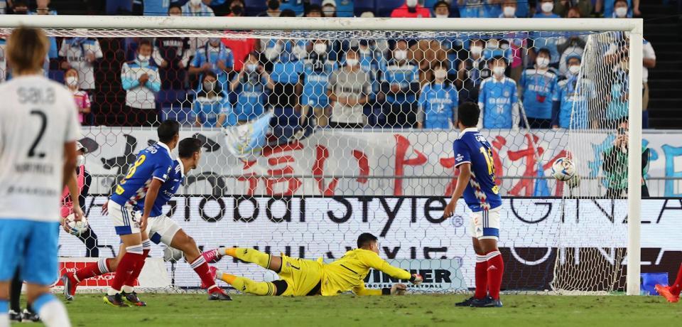 　後半、ボールに飛びつくも先制ゴールを決められる横浜ＭのＧＫ高丘（中央）