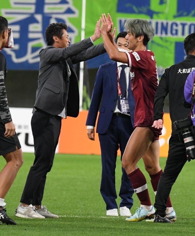 　試合に勝利し、吉田監督（左）と喜ぶ大迫（撮影・石井剣太郎）