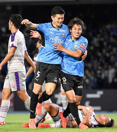 　前半、チーム２点目のゴールを決め喜ぶ川崎・橘田（右）と谷口