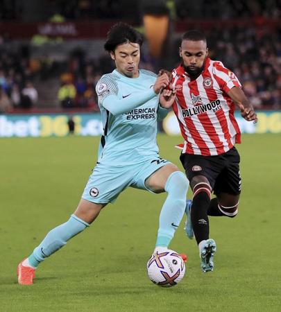 　後半、競り合うブライトンの三笘（左）＝共同