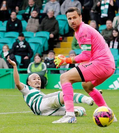 　ヒバーニアン戦の後半、チーム６点目のゴールを決めるセルティックの前田（左）＝グラスゴー（共同）