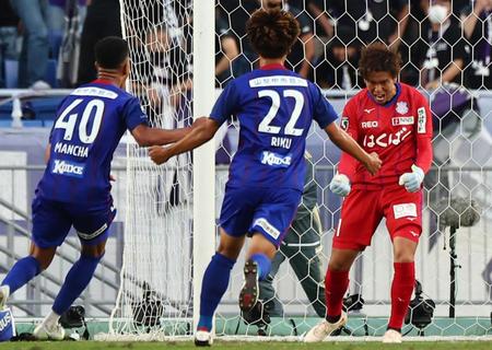 　延長後半、ＰＫを止め雄たけびを上げる甲府のＧＫ河田