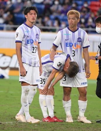 　悔し涙を流す広島・満田誠（中）と川村拓夢（左）＝撮影・金田祐二