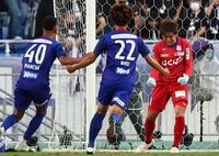 　延長後半、ＰＫを止め雄たけびを上げる甲府のＧＫ河田