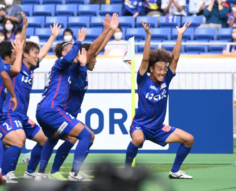 　前半、先制ゴールを決め喜ぶ甲府・三平和司（右端）＝撮影・金田祐二