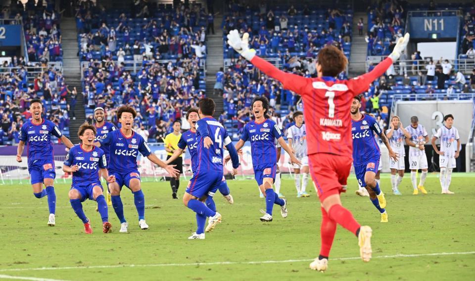 　ＰＫ戦を制して、天皇杯初優勝を決め喜ぶ甲府イレブン