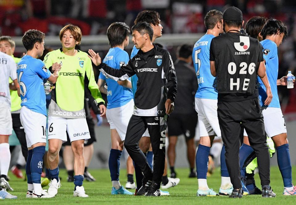 　金沢戦後、選手をねぎらう横浜ＦＣ・四方田監督（中央）