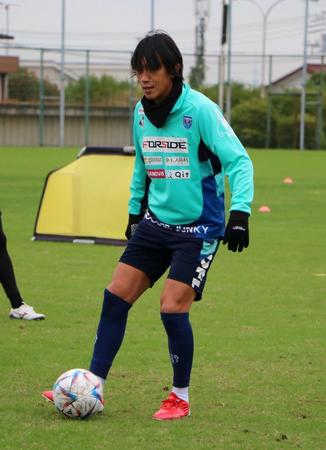 　パス練習をする横浜ＦＣ・中村俊輔