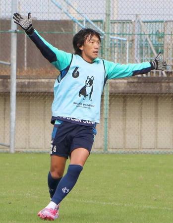 　練習で汗を流す横浜ＦＣ・中村俊