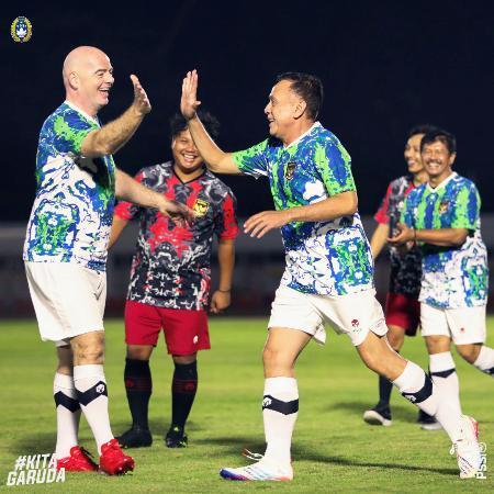 　笑顔でハイタッチするＦＩＦＡのインファンティノ会長（左端）（インドネシアサッカー協会のツイッターから、共同）
