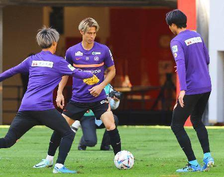 　調整する広島・佐々木（中央）＝国立競技場