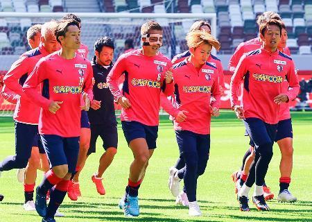 　調整する清武（右端）らＣ大阪イレブン＝国立競技場