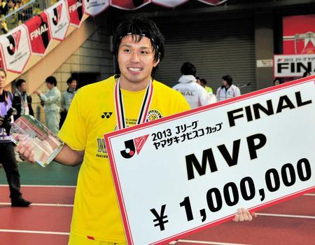 　ＭＶＰのボードを持ちはにかむ柏時代の工藤壮人さん＝２０１３年１１月