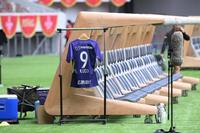 　ベンチには工藤壮人さんのユニホーム（撮影・金田祐二）