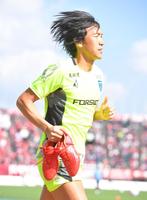 　スパイクを手に試合前のアップへ向かう横浜ＦＣ・中村俊輔（撮影・吉澤敬太）